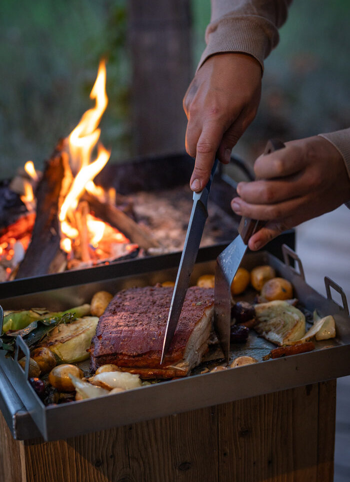 Urleben_Catering_Zubereitung von Schweinsbraten auf der Feuerbox