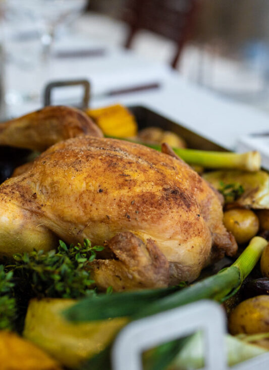 Urleben_Catering_Freilandhuhn auf der Feuerbox zubereitet